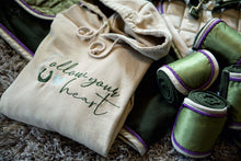 Laden Sie das Bild in den Galerie-Viewer, "Follow your heart" Hoodie sand - Biniebo