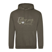 Laden Sie das Bild in den Galerie-Viewer, &quot;Follow your heart&quot; Hoodie Olive Grün - Biniebo
