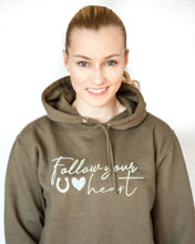 Laden Sie das Bild in den Galerie-Viewer, &quot;Follow your heart&quot; Hoodie Olive Grün - Biniebo
